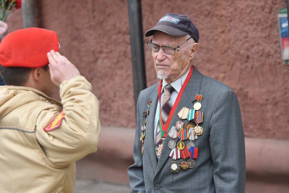 В Кузбассе прошли парады у домов ветеранов