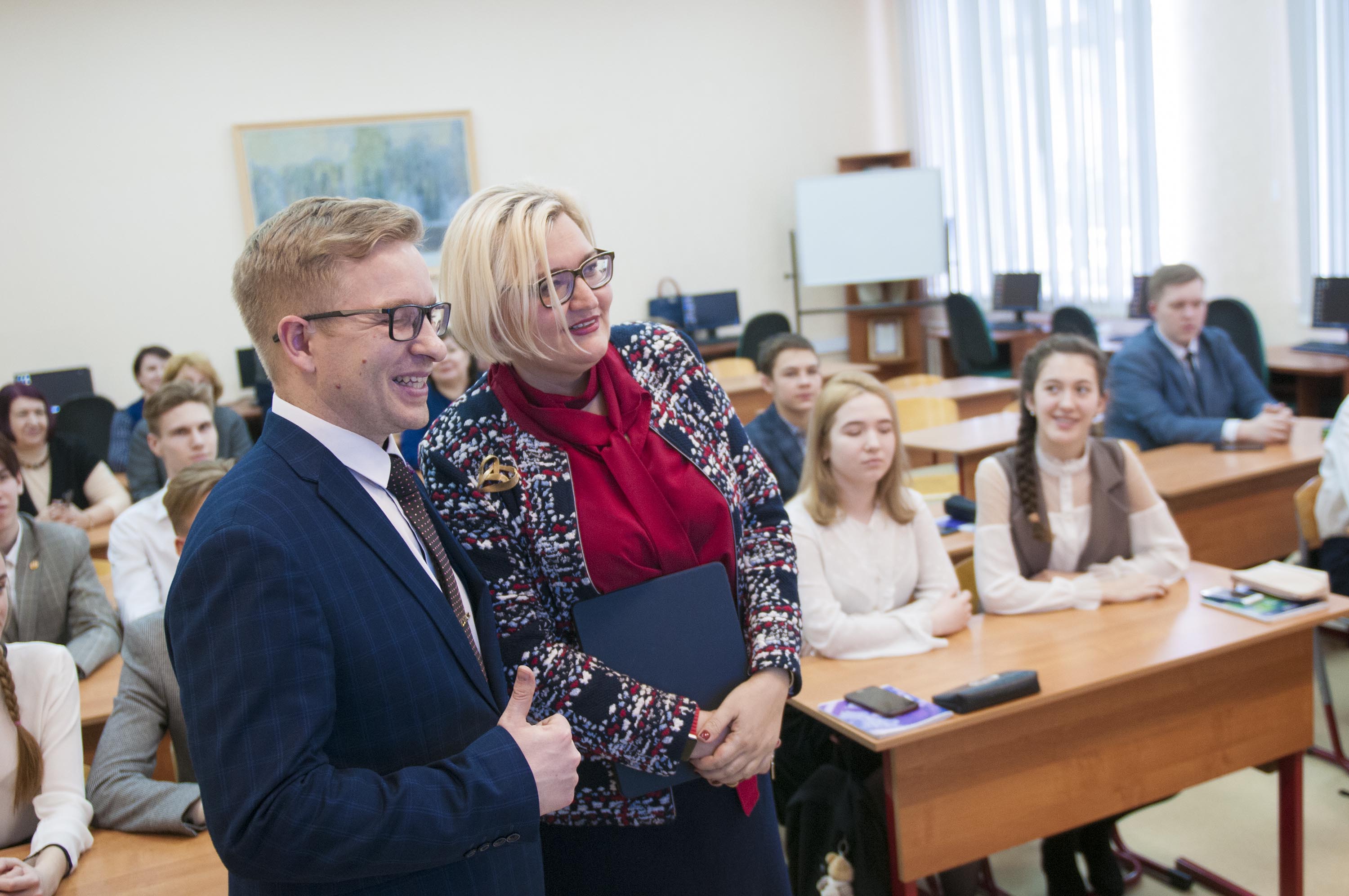 Начальник департамента образования и науки Кемеровской области провела «Урок цифры» для школьников Анжеро-Судженска