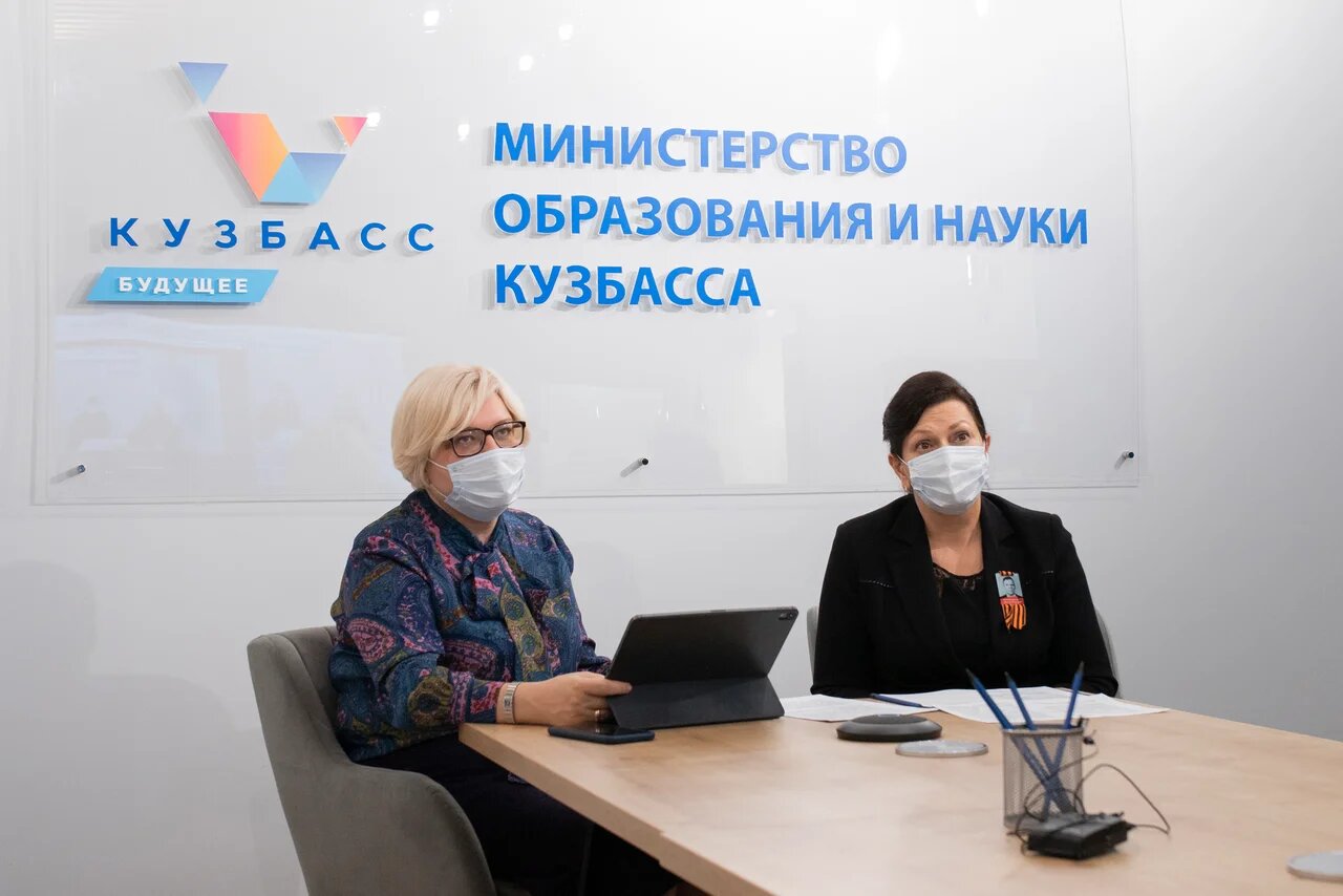 Елена Пахомова и Софья Балакирева ответили на вопросы кузбассовцев о переходе образовательных организаций на дистанционный формат обучения 