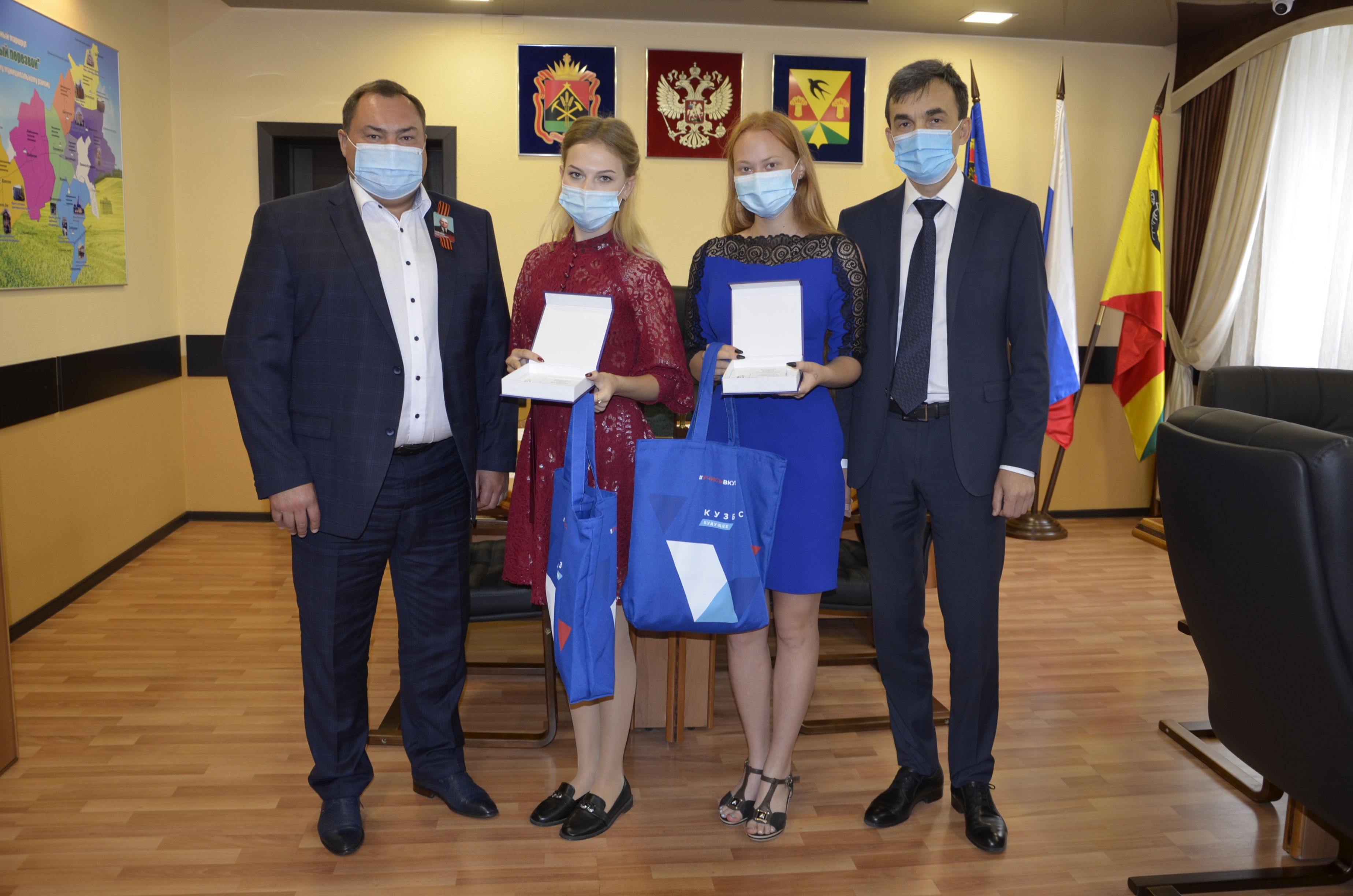 Первые выпускники кузбасских школ получили обновленные награды  «Отличник Кузбасса» 