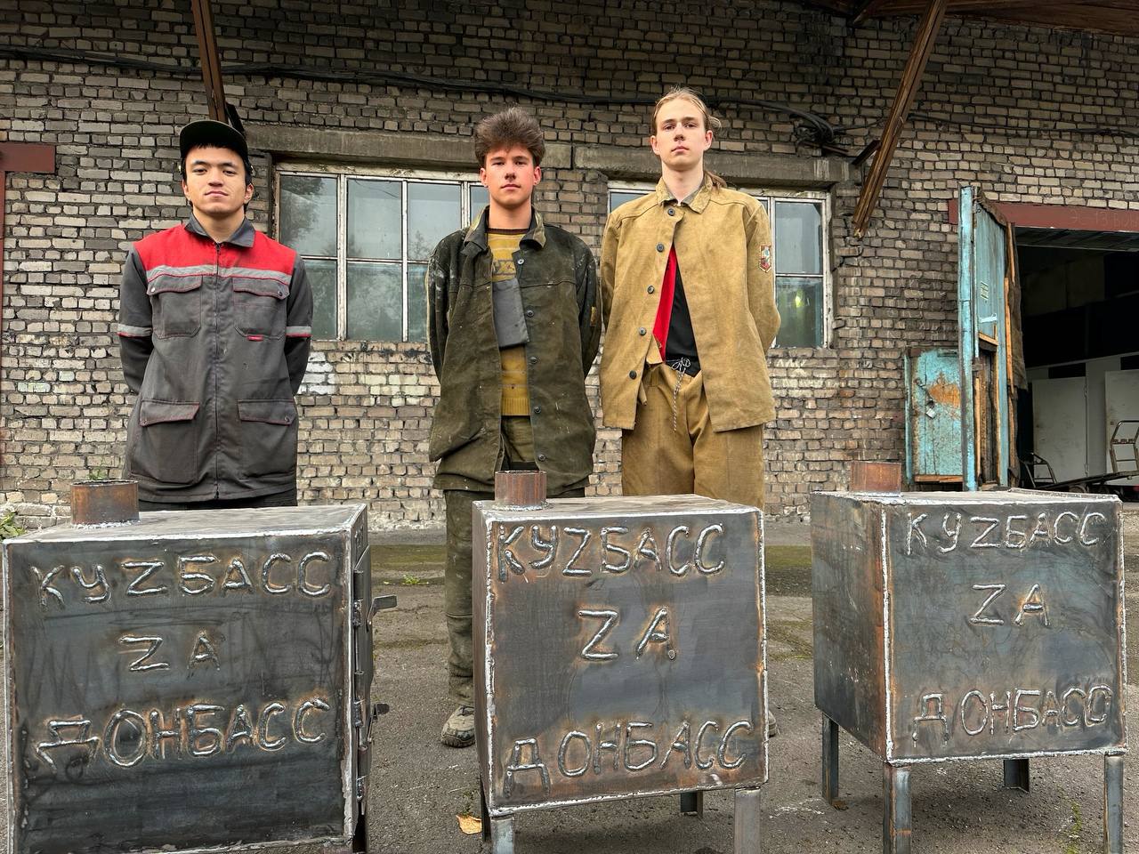 Студенты Кузнецкого металлургического техникума вместе с представителями волонтёрского движения продолжают помогать участникам специальной военной операции