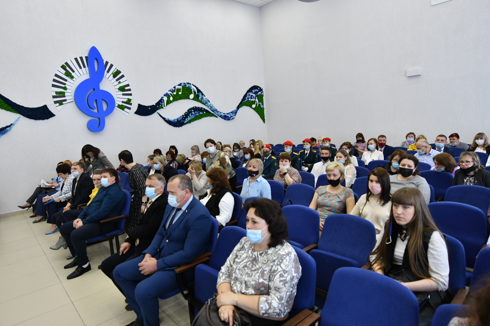 Сотрудники министерства образования и науки Кузбасса провели выездной рабочий день в Ленинске-Кузнецком