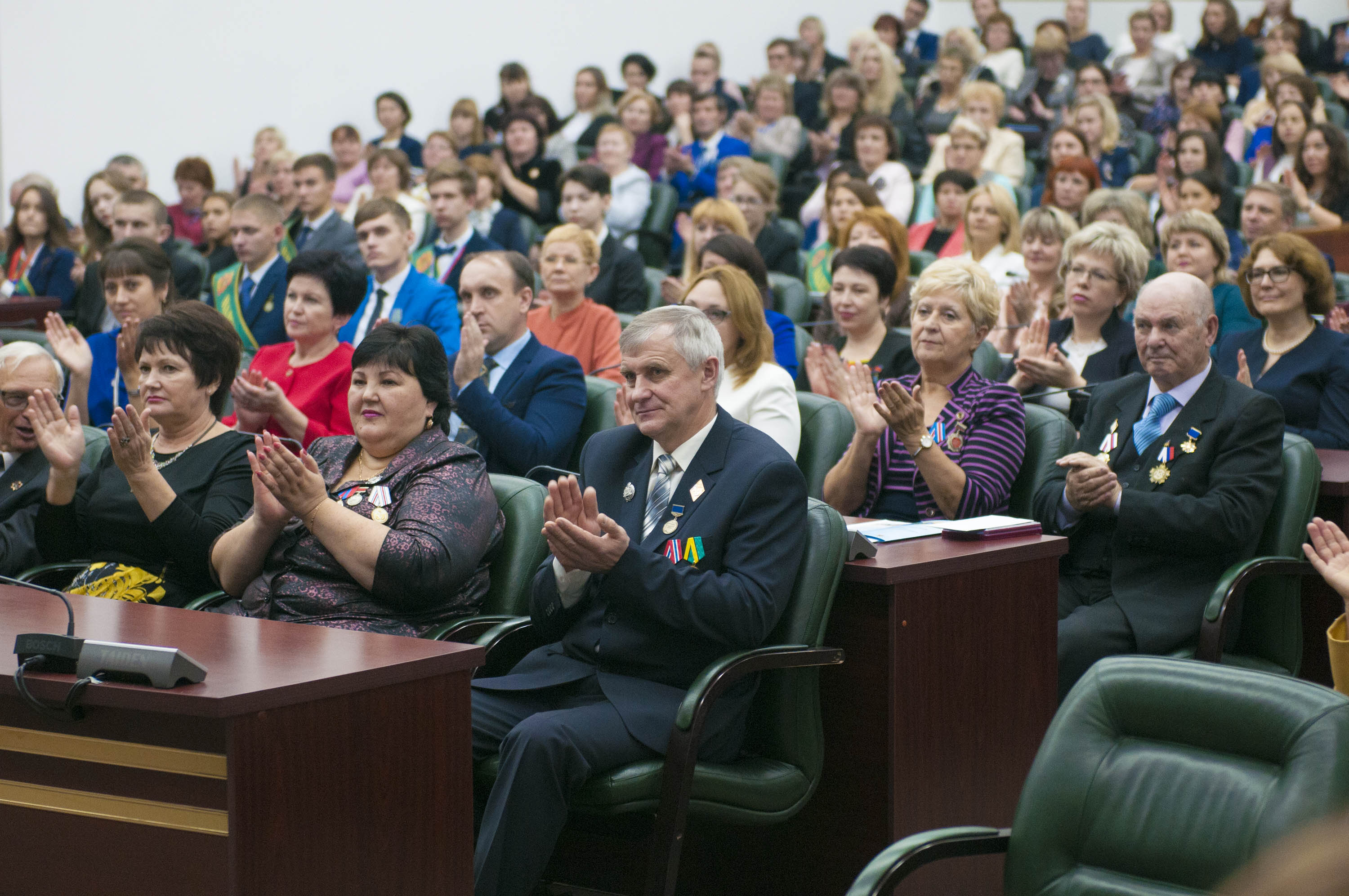 Лучшие учителя Кузбасса отмечены ведомственными и областными наградами