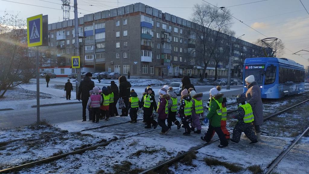 Сотрудники Госавтоинспекции Новокузнецка отработали с воспитанниками детского сада переход проезжей части по нерегулируемому пешеходному переходу