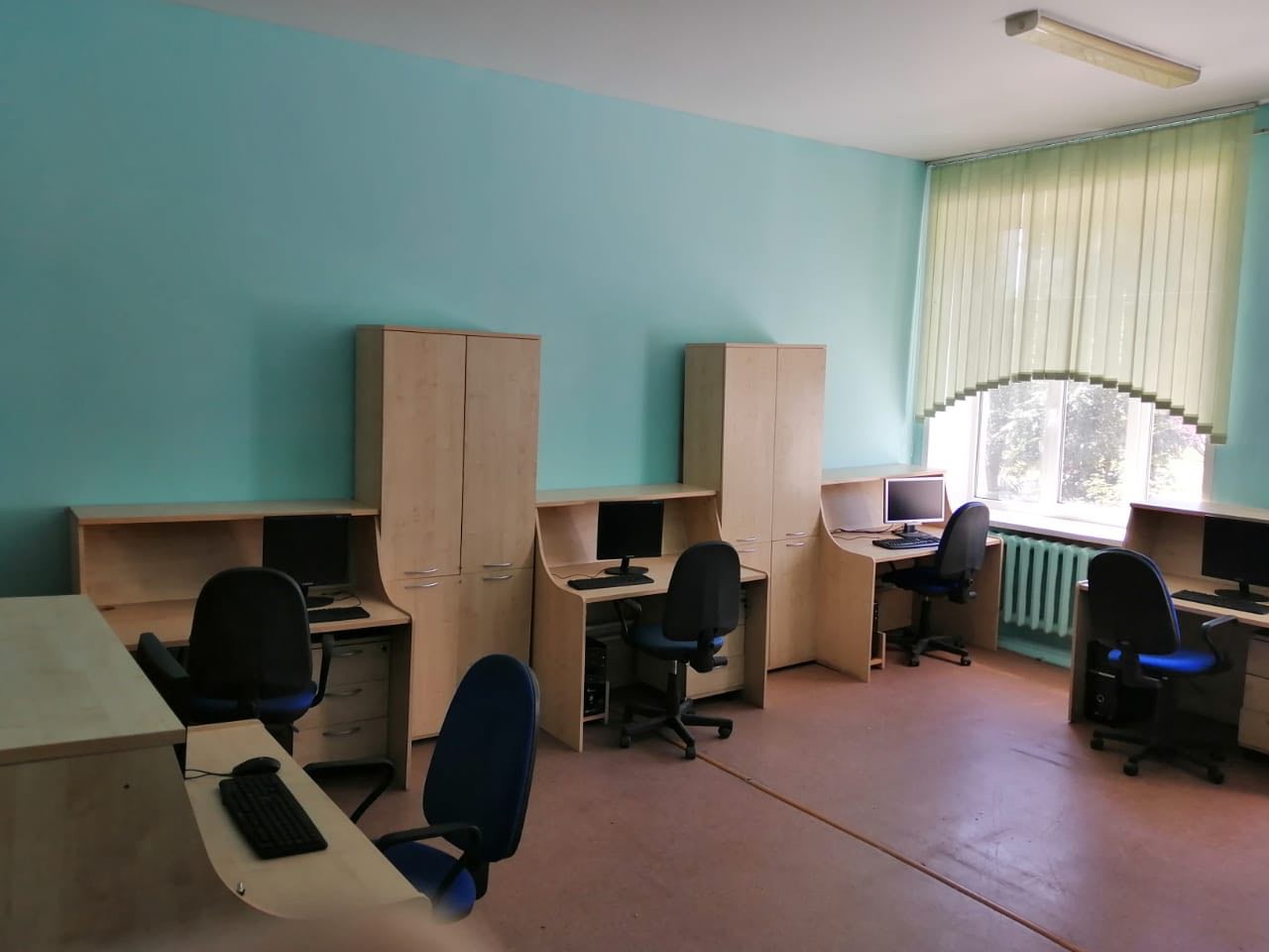 В кемеровскую школу №82 поступила техника и мебель для кабинета информатики в рамках разовой благотворительной акции 