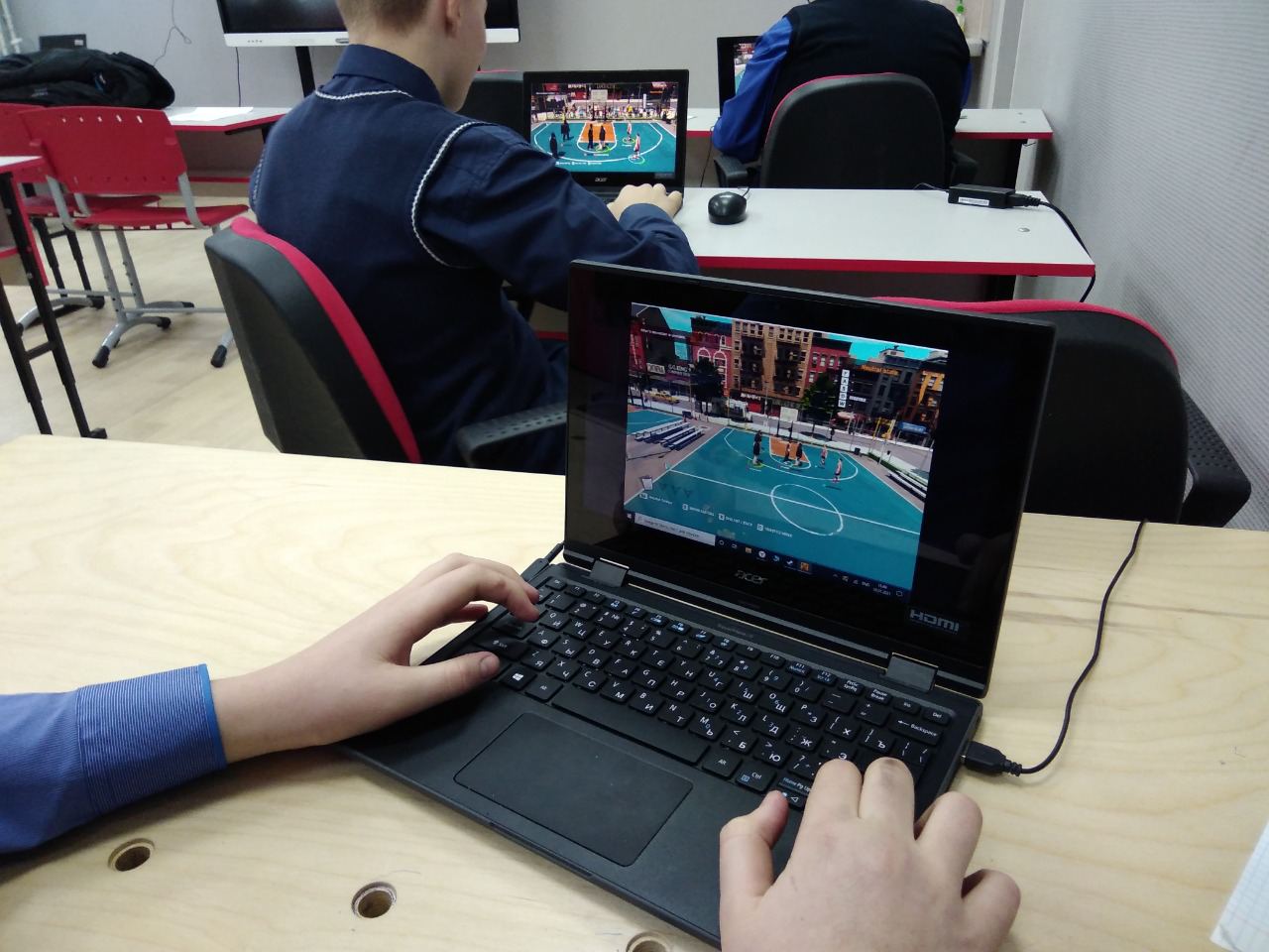 Более 400 учеников приняли участие в первом этапе соревнований Кузбасской школьной спортивной лиги по киберспорту 