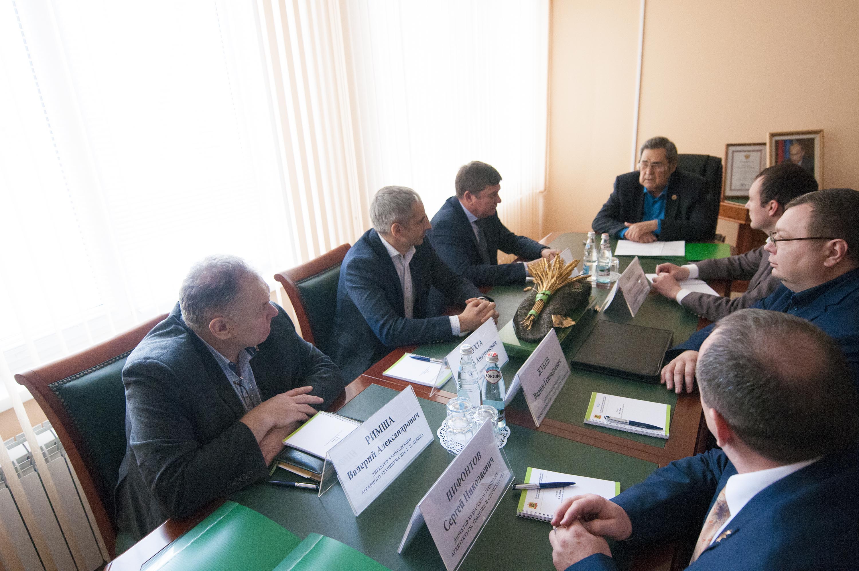 Руководители кузбасских техникумов подписали соглашение о социальном партнерстве с представителями дорожных компаний