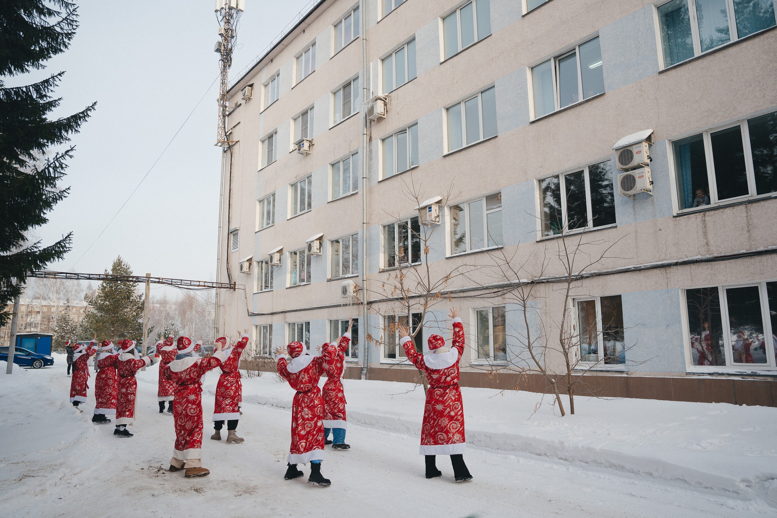 В Кемерове воспитанников госпитальной школы поздравили сразу 20 Дедов Морозов