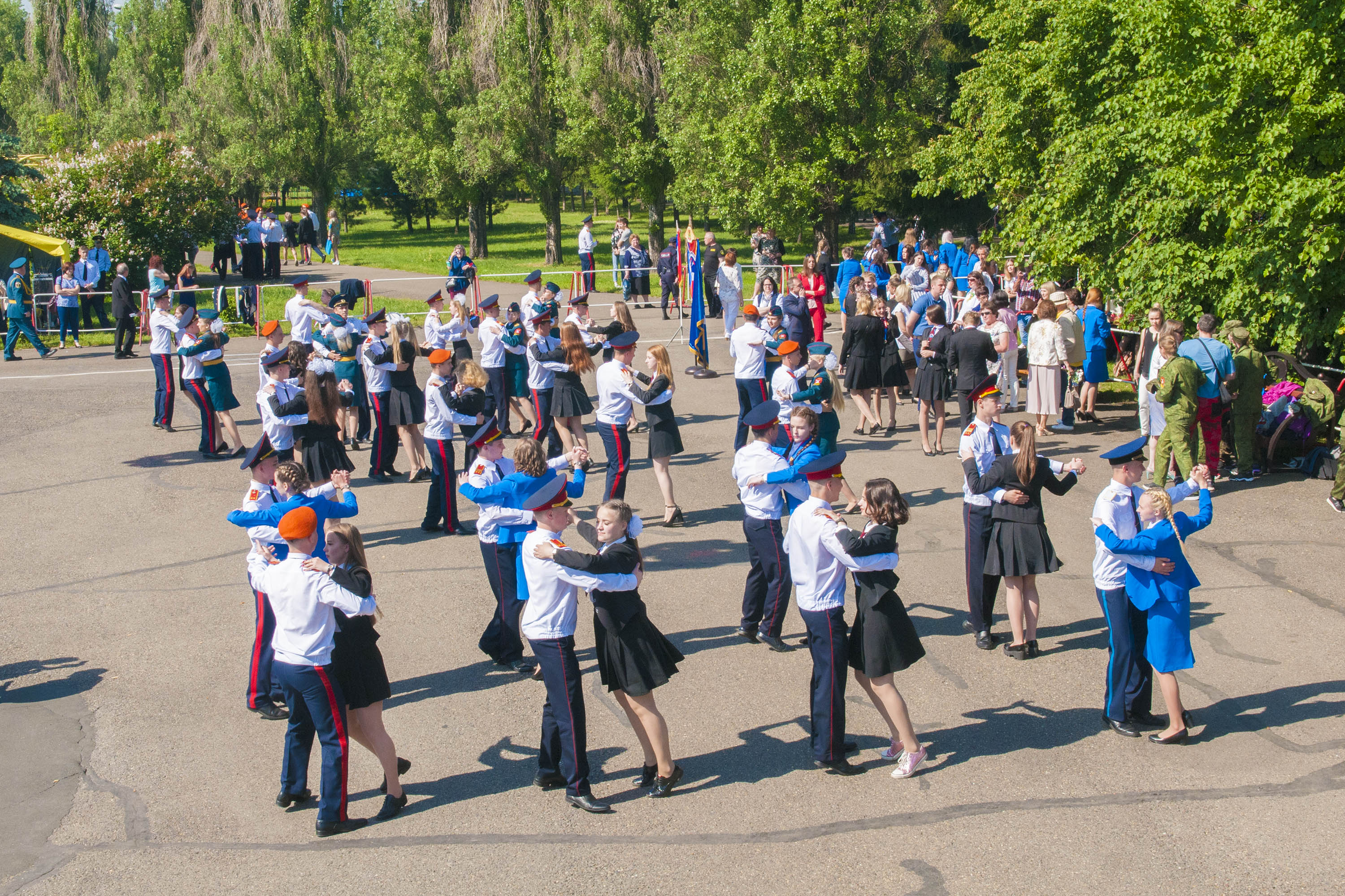 Кузбасские одиннадцатиклассники могут получить материальную помощь для подготовки к выпускному балу 