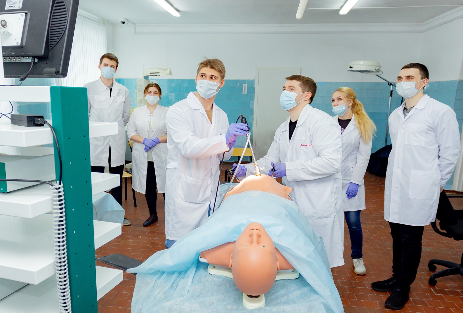 Студенты КемГМУ осваивают современное медицинское оборудование в симуляционном центре