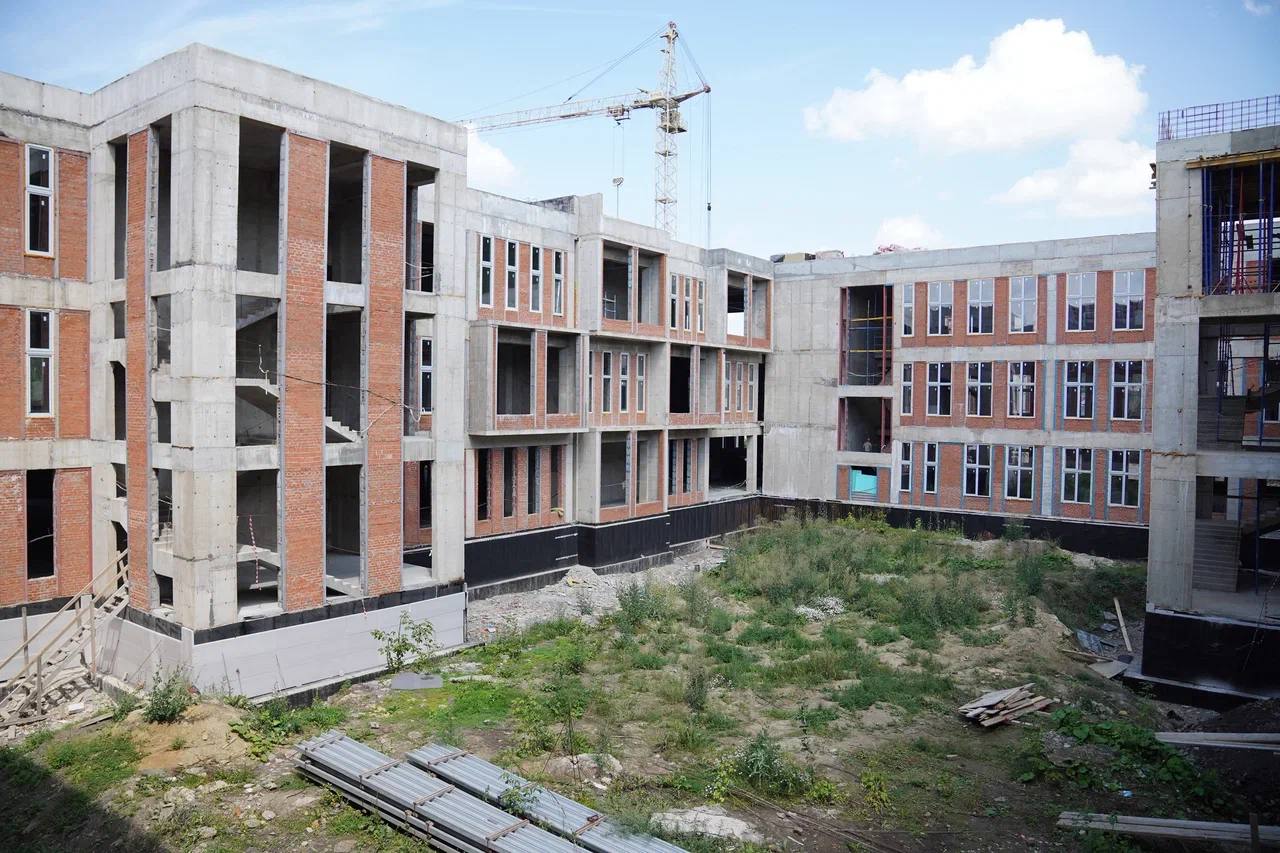 Врио губернатора Кузбасса Илья Середюк проверил ход строительства школы в Калтане