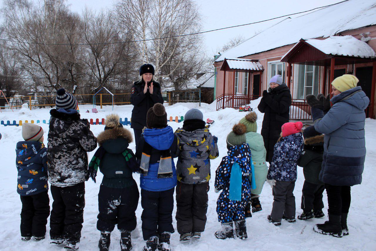 В Новокузнецке сотрудники Госавтоинспекции провели прогулку с дошкольниками