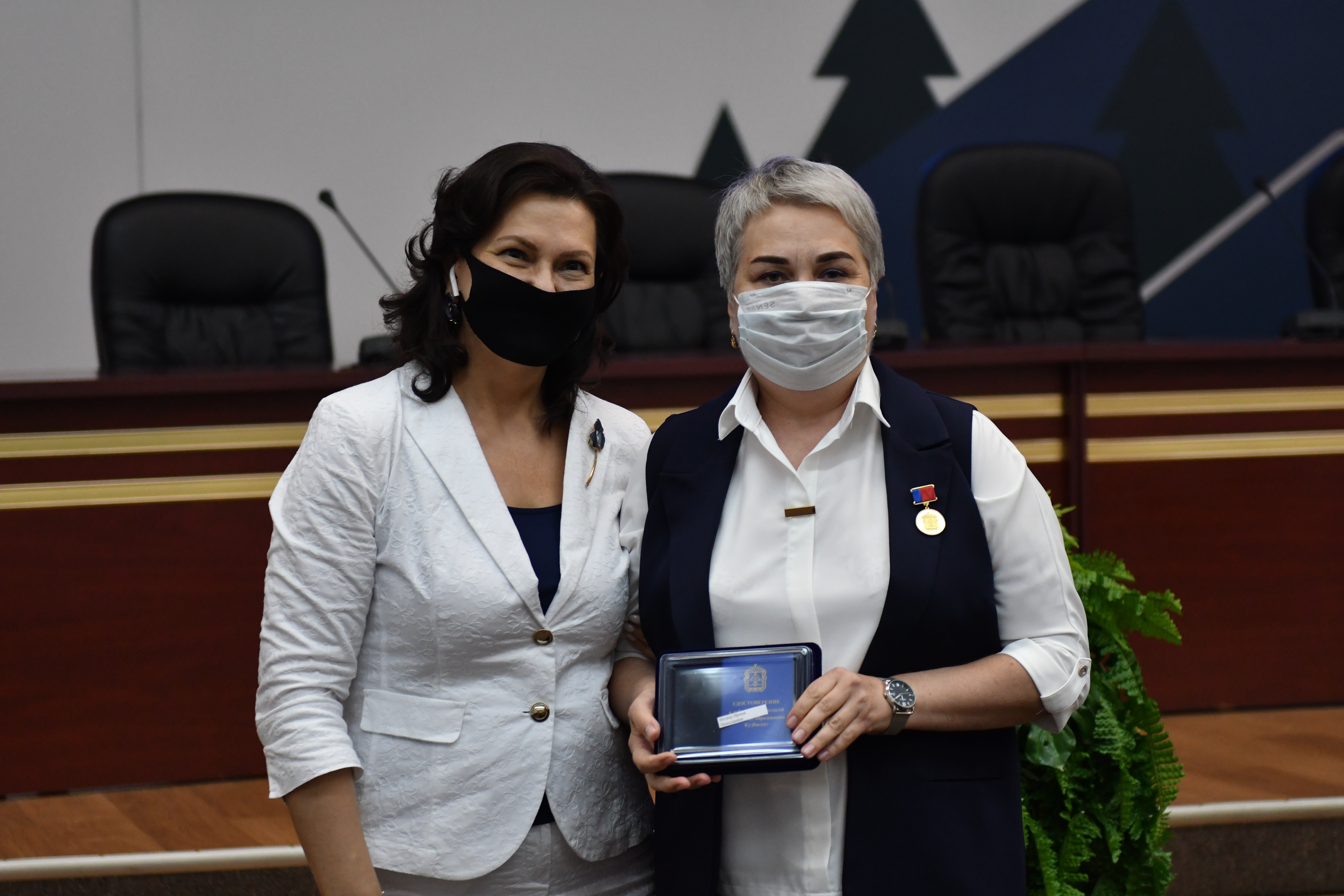 Кузбасские педагоги награждены медалями за успехи в работе в честь 300-летнего юбилея региона 