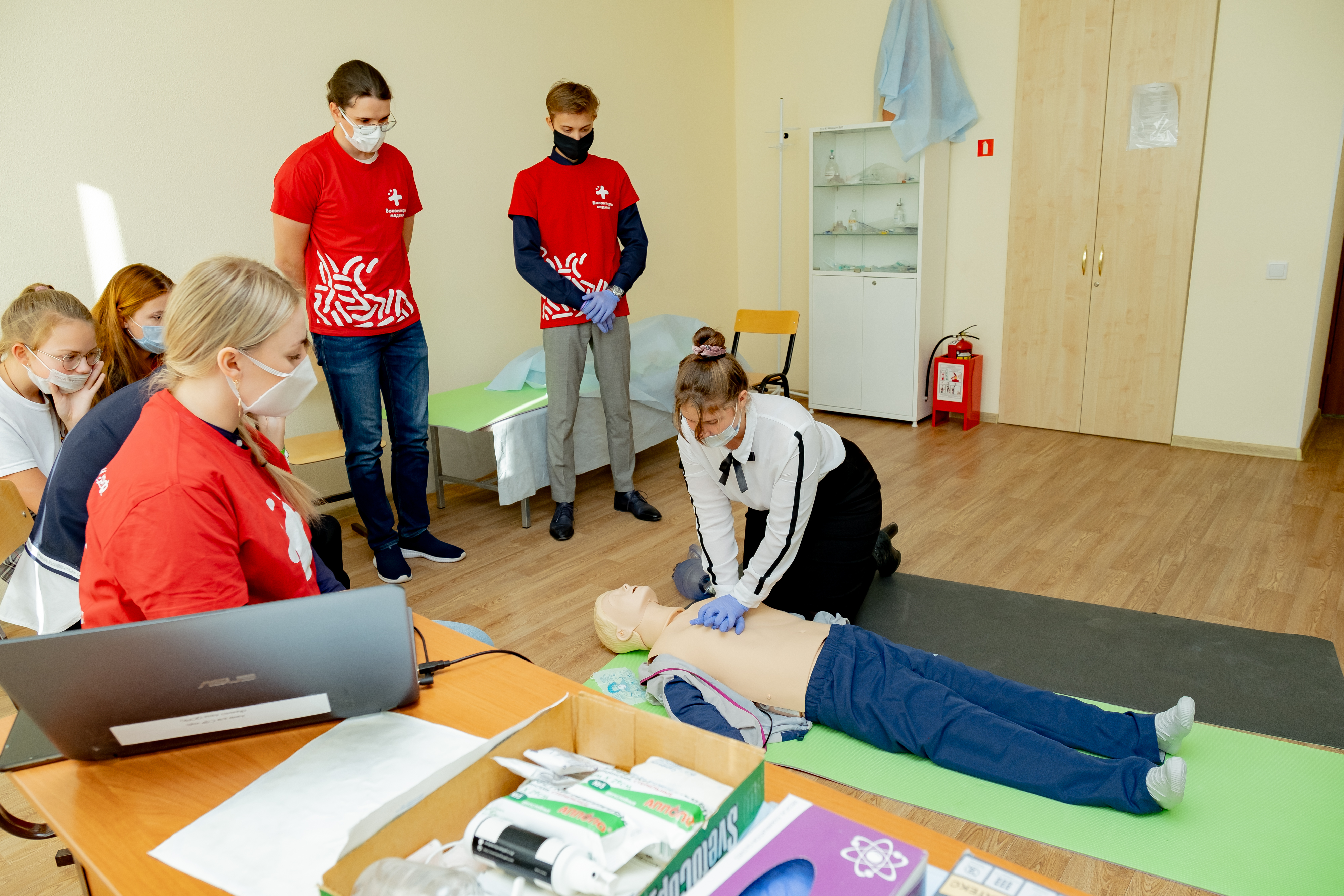 Кемеровские старшеклассники знакомятся с медициной в рамках профориентации