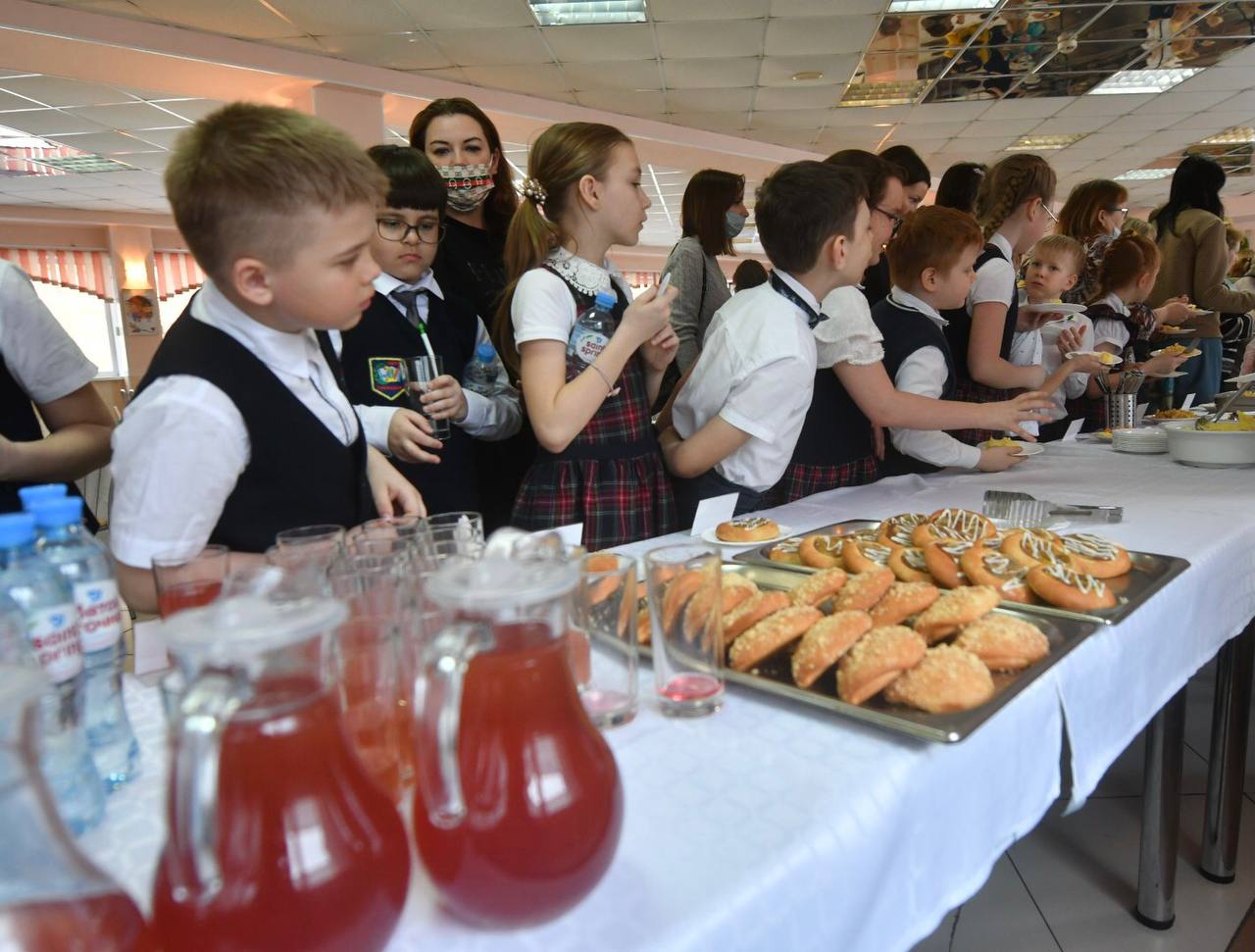 «Вкусная перемена»: в КуZбассе меняют меню и дизайн школьных столовых с учетом пожеланий учеников и родителей