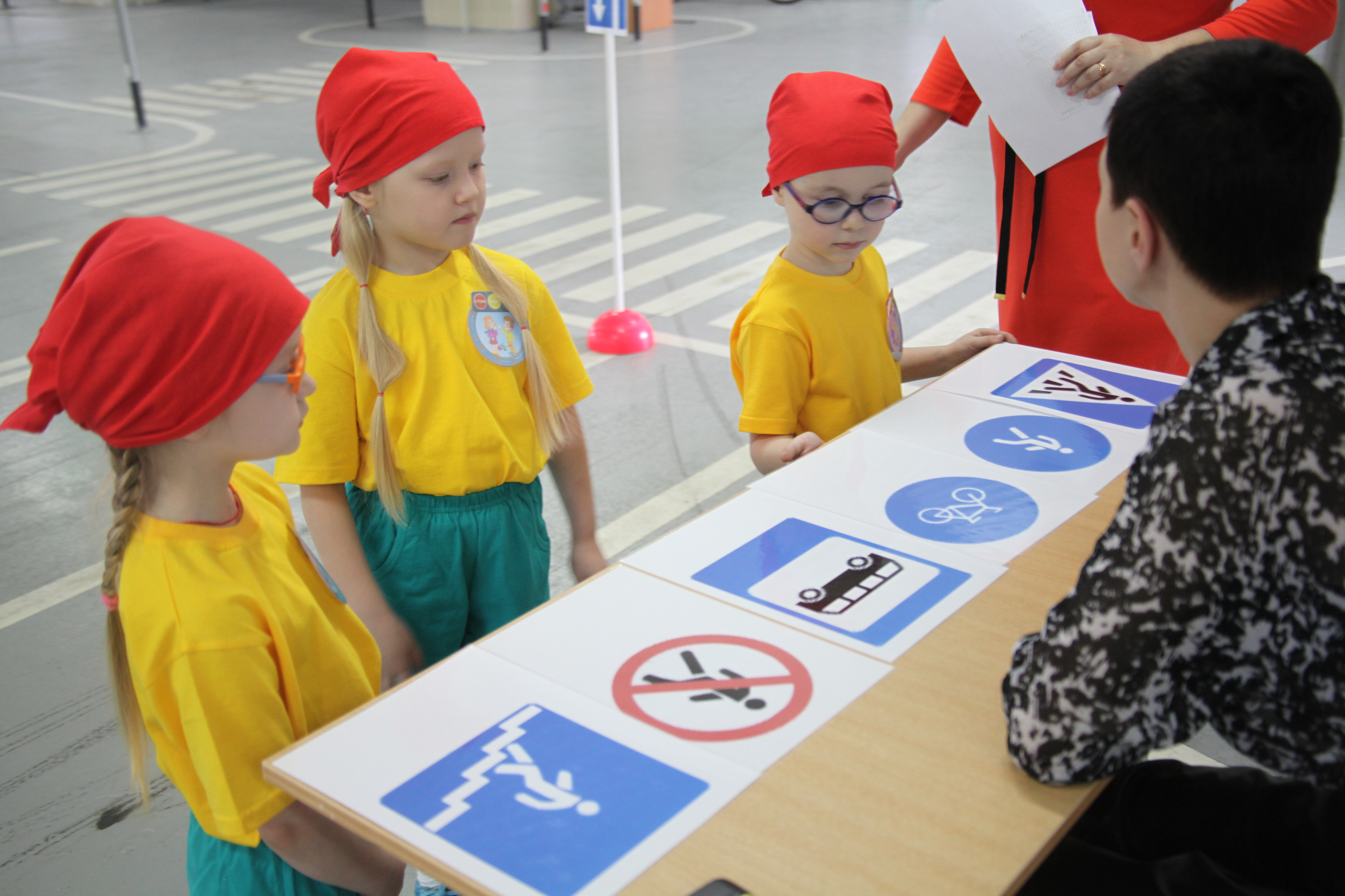      В Кузбасском детско-юношеском центре безопасности дорожного движения прошел областной конкурс среди дошкольных образовательных организаций  «Правила дорожные детям знать положено»