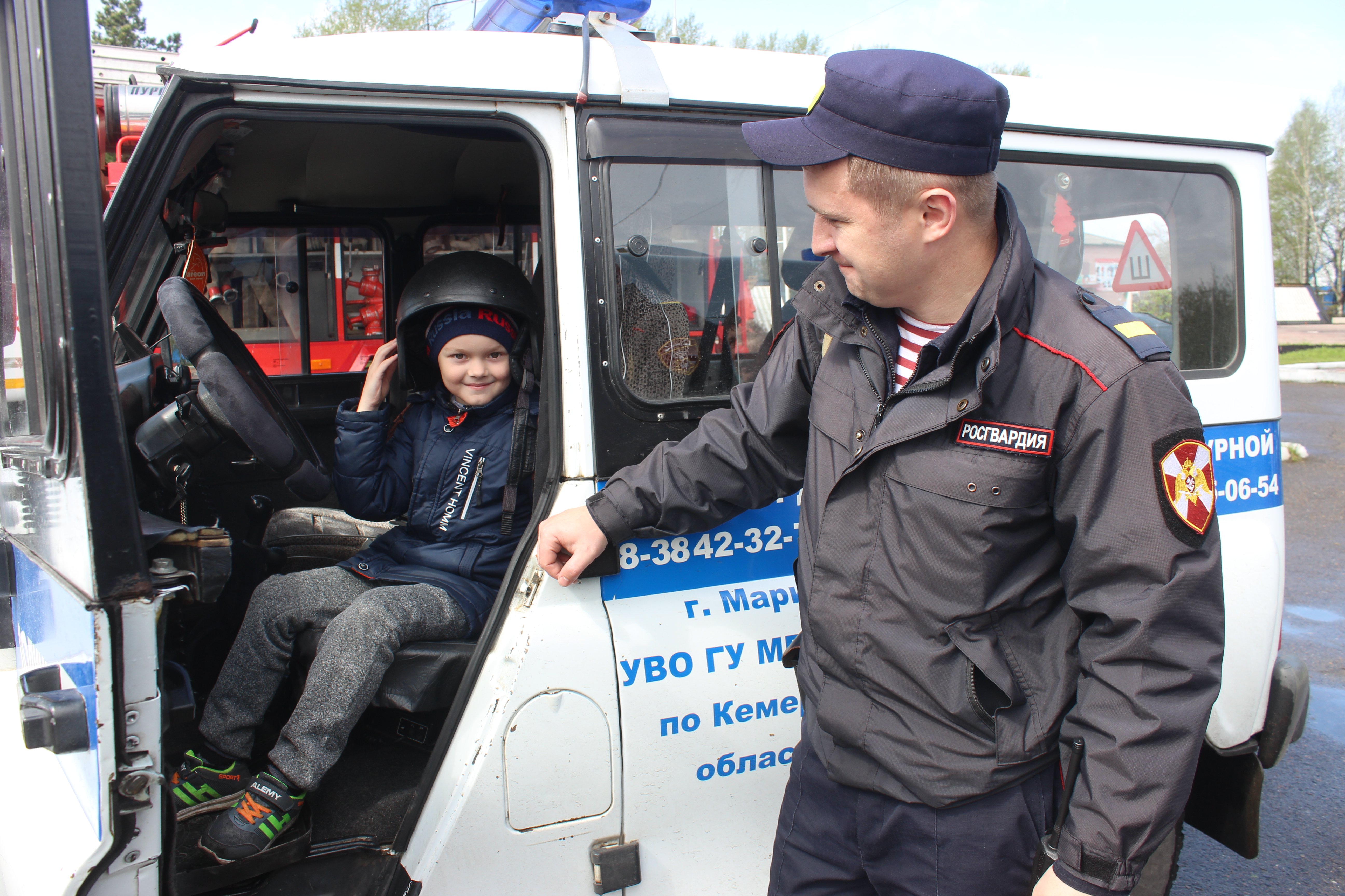 В рамках Всекузбасской операции «Внимание-Дети!» в Мариинске дети познакомились с «Добрыми машинами»