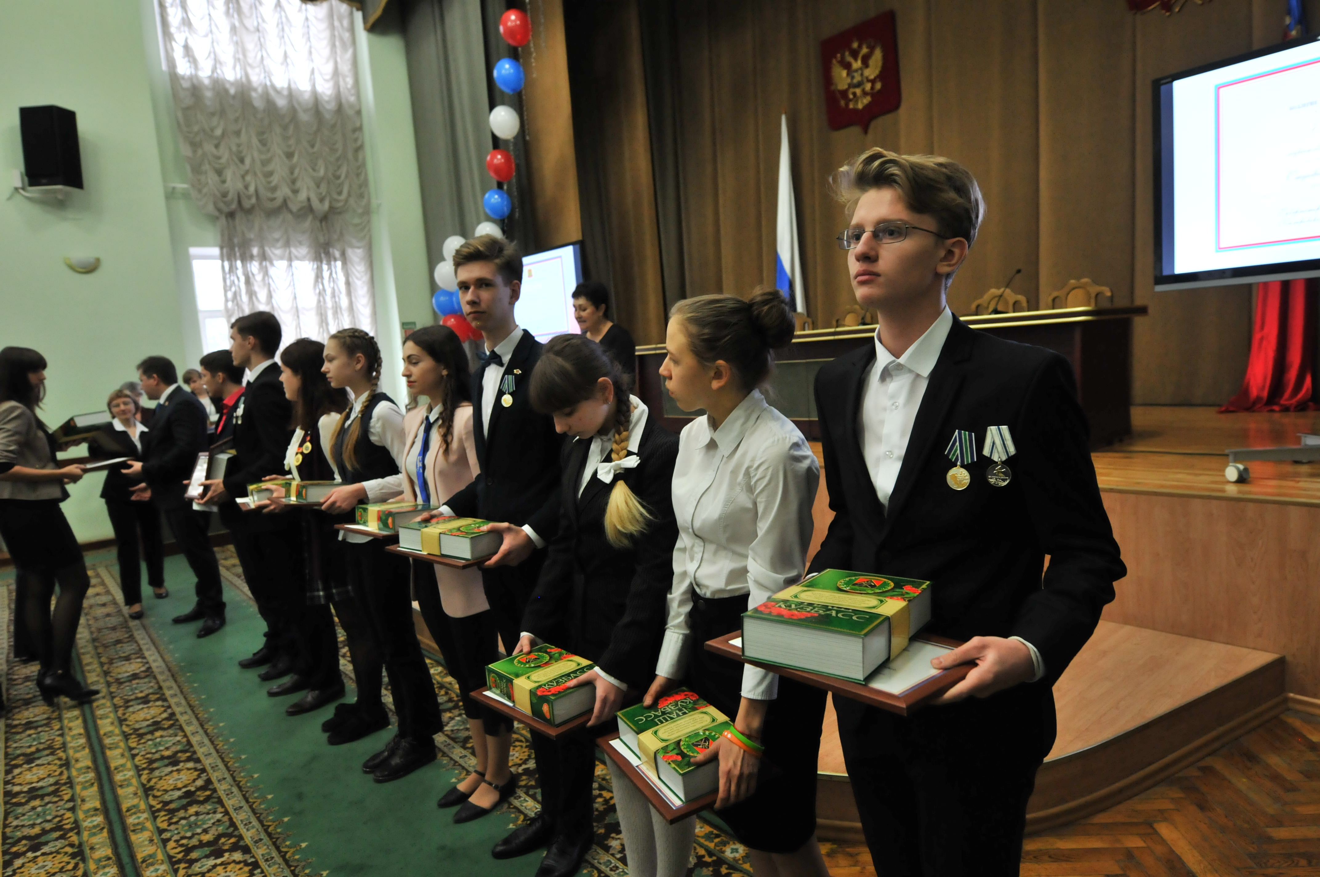 Лауреатов губернаторской премии «Достижения юных» наградили в Кемерове