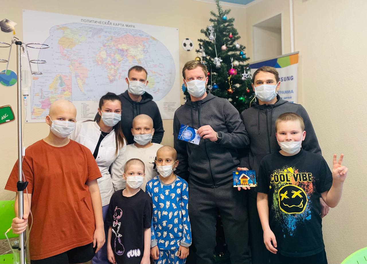 Хоккеисты поздравили обучающихся госпитальной школы с Новым годом