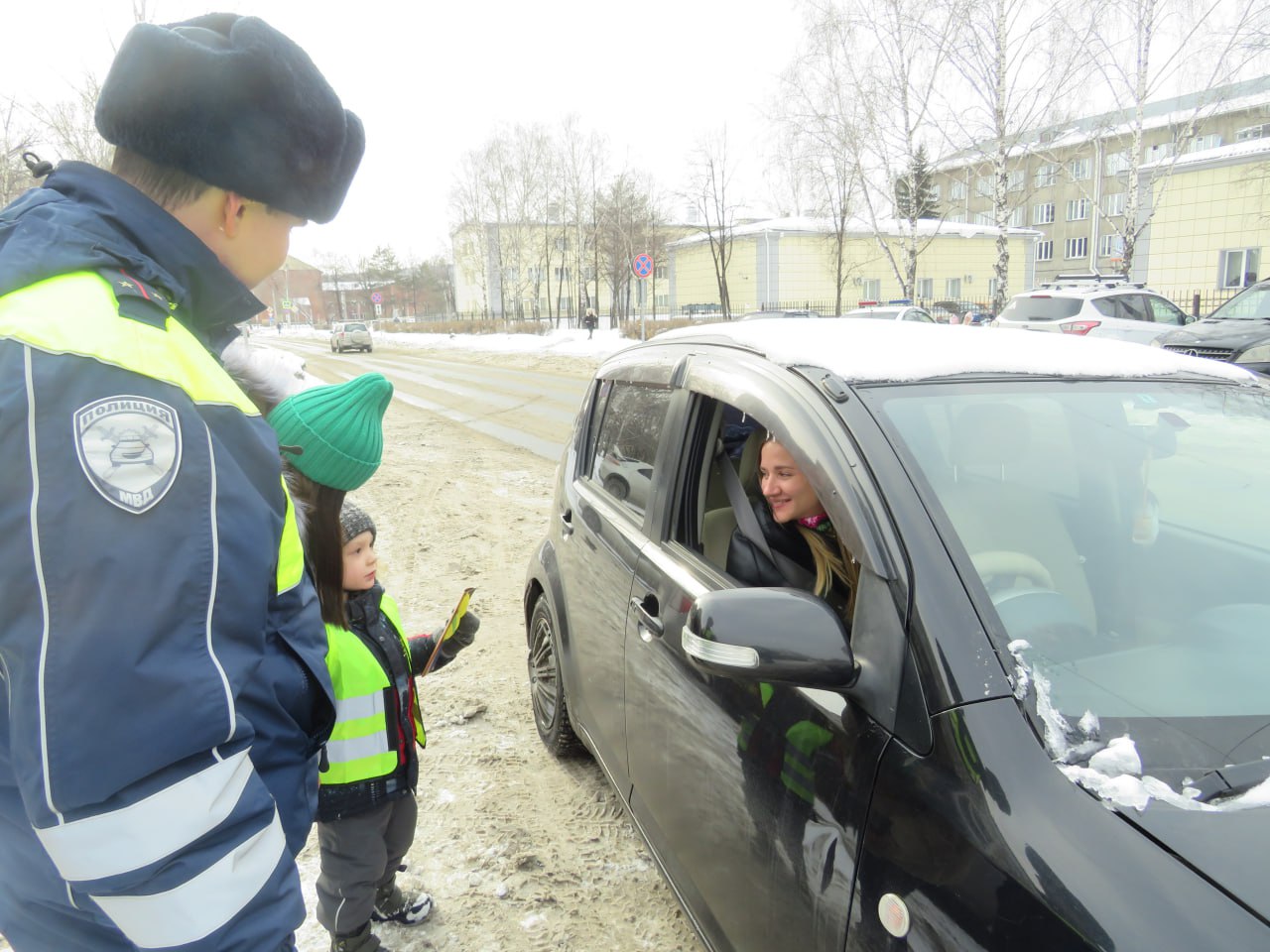 В Мариинске сотрудники Госавтоинспекции провели акцию «Мамина забота-защита пешехода»