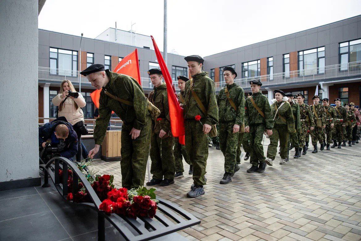 В поселке Пригородный Кемеровского муниципального округа установили памятную доску герою СВО