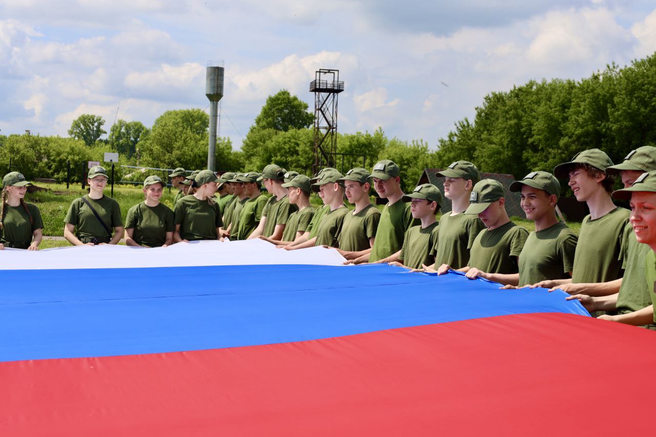Участники смены «Время героев» отпраздновали День России