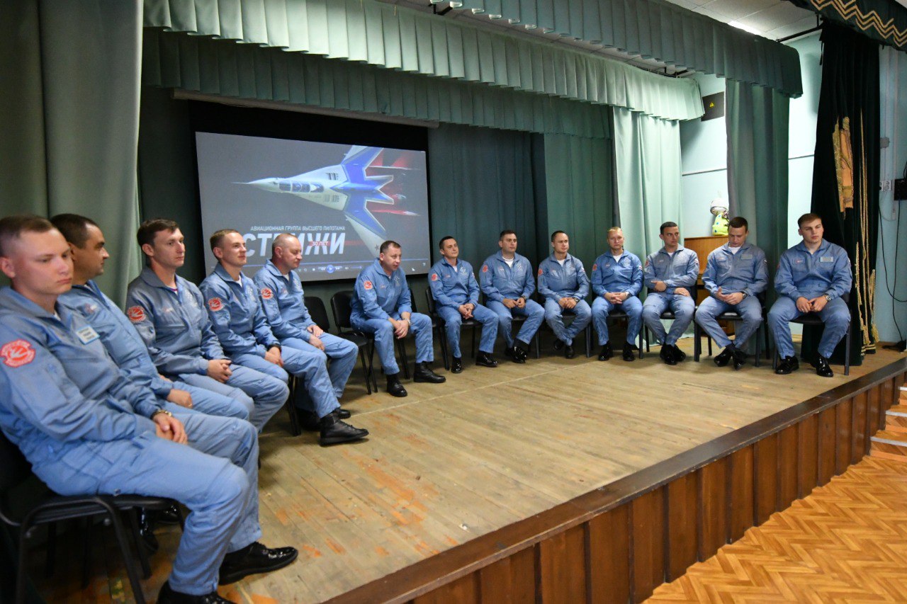 В преддверии Дня шахтера в губернаторской кадетской школе-интернат полиции прошла встреча обучающихся КуZбасса с пилотажной группой «Стрижи»