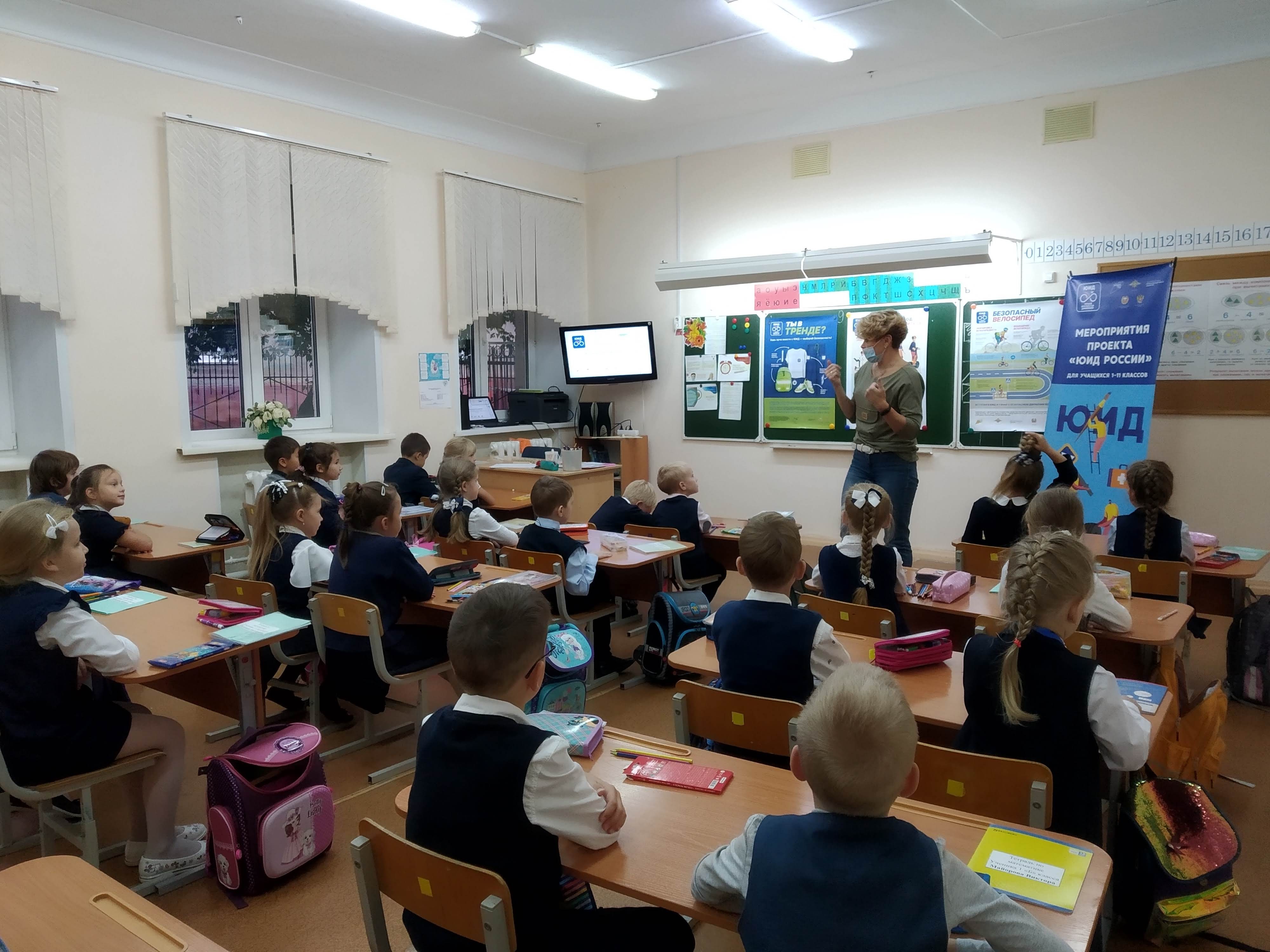Педагоги Кузбасского детско-юношеского центра безопасности дорожного движения рассказали школьникам о поведении на дороге 